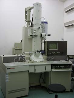 高解析度穿透式電子顯微鏡